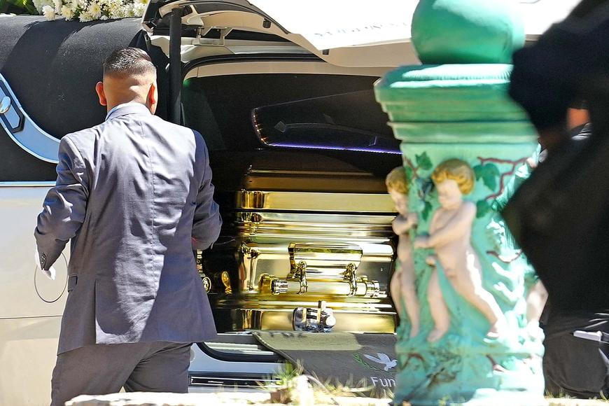 „Pán kohoutů“ ve zlaté rakvi: El Mencho už zní v baladách podsvětí