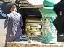   „Pán kohoutů“ ve zlaté rakvi: El Mencho už zní v baladách podsvětí