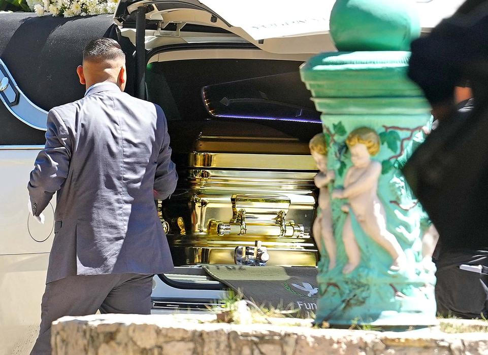   „Pán kohoutů“ ve zlaté rakvi: El Mencho už zní v baladách podsvětí