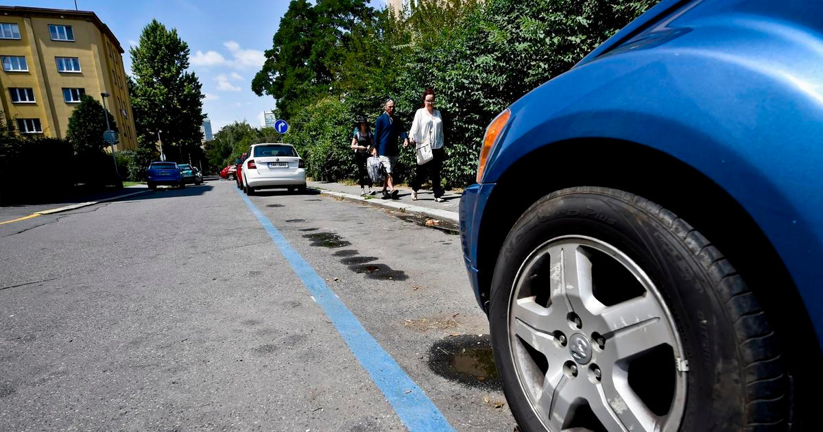 Vyšuměla bouře kolem parkování v Praze? Víme, kolika elektroaut se dotklo placené stání