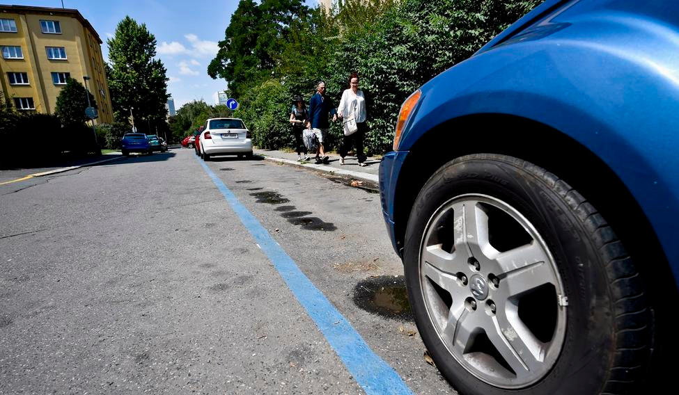 Parkování v Praze na modrých zónách, ilustrační foto.