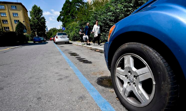 Parkování v Praze na modrých zónách, ilustrační foto.