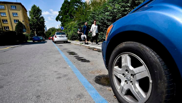 Parkování v Praze na modrých zónách, ilustrační foto.