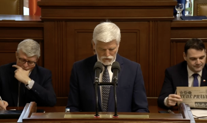 Ministr zahraničí Petr Macinka (Motoristé sobě) si prohlíží výtisk Rudého práva během projevu prezidenta Petra Pavla v dolní komoře. 3. března 2026