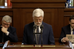 Ministr zahraničí Petr Macinka (Motoristé sobě) si prohlíží výtisk Rudého práva během projevu prezidenta Petra Pavla v dolní komoře. 3. března 2026