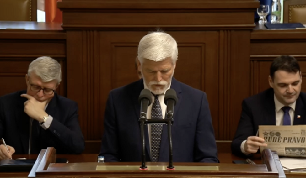 Ministr zahraničí Petr Macinka (Motoristé sobě) si prohlíží výtisk Rudého práva během projevu prezidenta Petra Pavla v dolní komoře. 3. března 2026