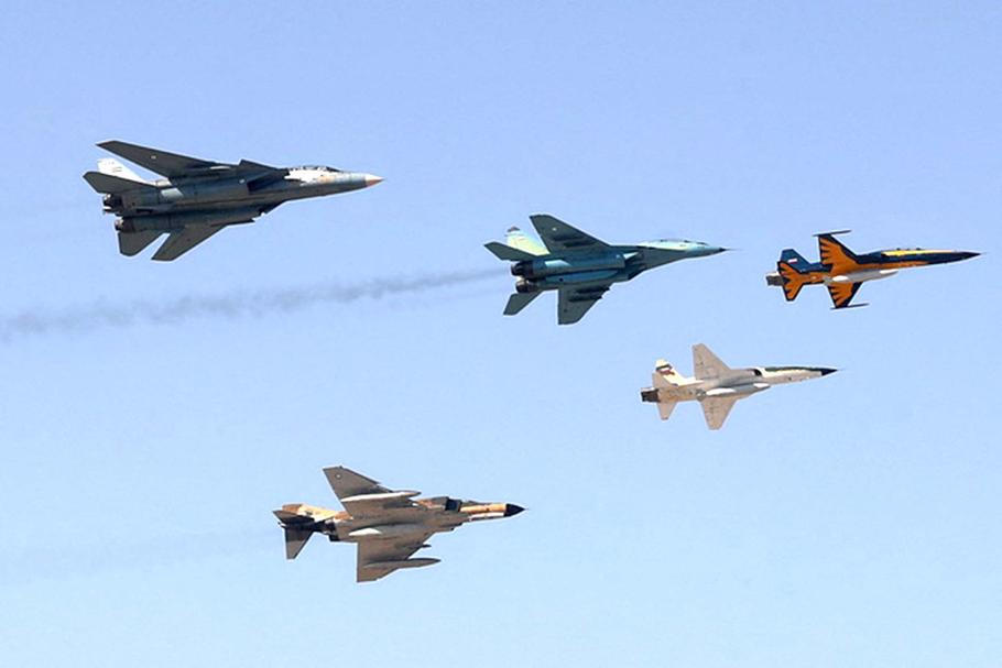 Raritní snímek z 18. dubna 2022 zachycuje hned několik typů letounů, které provozují íránské vzdušné síly. Nad Teheránem tehdy proletěly stroje (zleva) F-14 Tomcat, F-4 Phantom, MiG-29 a dvojice F-5 Tiger. 