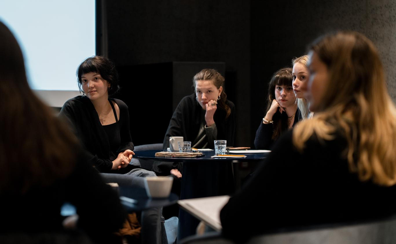 Studenti během debaty v Kunsthalle Praha.