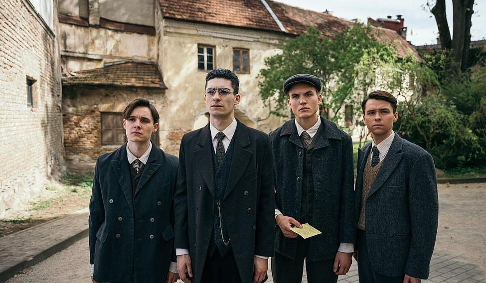 Ewan Horrocks, Nye Occomore, Ferdinand McKay a Daf Thomas ve snímku Pravda a zrada (2026).