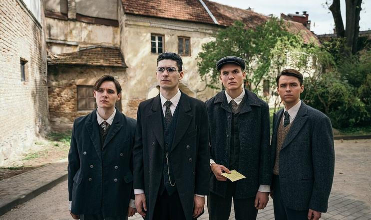 Ewan Horrocks, Nye Occomore, Ferdinand McKay a Daf Thomas ve snímku Pravda a zrada (2026).