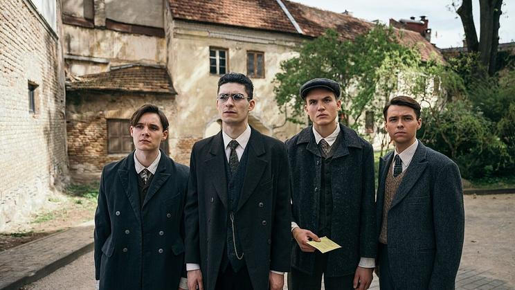 Ewan Horrocks, Nye Occomore, Ferdinand McKay a Daf Thomas ve snímku Pravda a zrada (2026).