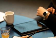 Detailní záběr na poznámky debatního týmu během přípravy argumentů.