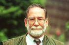 Harold Shipman v pozdějším věku. Za jeho klidným výrazem se skrývá životní dráha, která začala v Bestwoodu a byla poznamenána matčinou smrtí, již jako dospívající sledoval z bezprostřední blízkosti.