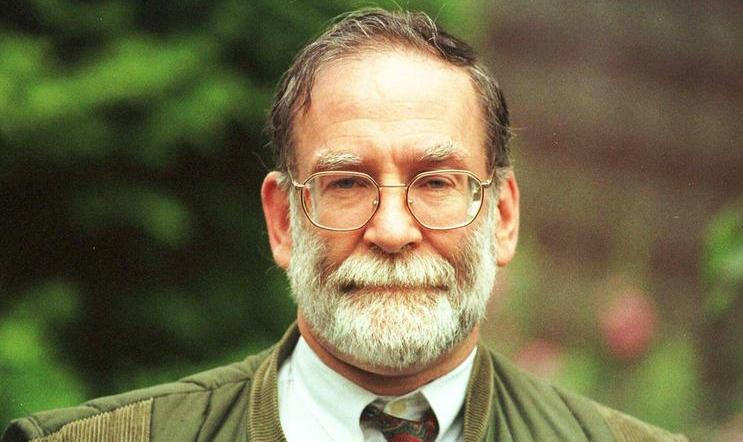 Harold Shipman v pozdějším věku. Za jeho klidným výrazem se skrývá životní dráha, která začala v Bestwoodu a byla poznamenána matčinou smrtí, již jako dospívající sledoval z bezprostřední blízkosti.