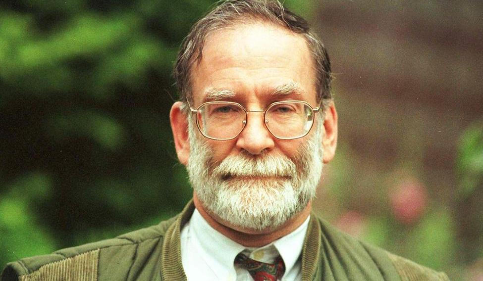 Harold Shipman v pozdějším věku. Za jeho klidným výrazem se skrývá životní dráha, která začala v Bestwoodu a byla poznamenána matčinou smrtí, již jako dospívající sledoval z bezprostřední blízkosti.