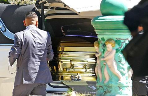 „Pán kohoutů“ ve zlaté rakvi: El Mencho už zní v baladách podsvětí