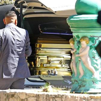   „Pán kohoutů“ ve zlaté rakvi: El Mencho už zní v baladách podsvětí