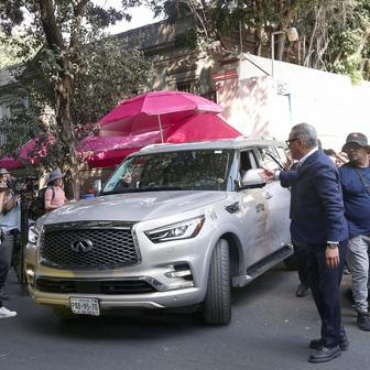   „Pán kohoutů“ ve zlaté rakvi: El Mencho už zní v baladách podsvětí
