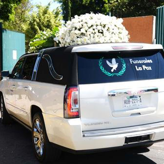   „Pán kohoutů“ ve zlaté rakvi: El Mencho už zní v baladách podsvětí