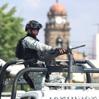   „Pán kohoutů“ ve zlaté rakvi: El Mencho už zní v baladách podsvětí