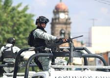   „Pán kohoutů“ ve zlaté rakvi: El Mencho už zní v baladách podsvětí