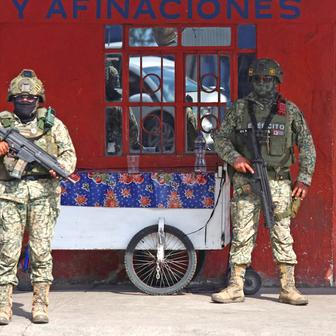   „Pán kohoutů“ ve zlaté rakvi: El Mencho už zní v baladách podsvětí