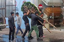   „Pán kohoutů“ ve zlaté rakvi: El Mencho už zní v baladách podsvětí