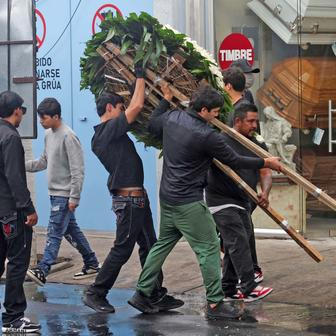  „Pán kohoutů“ ve zlaté rakvi: El Mencho už zní v baladách podsvětí