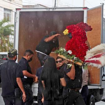   „Pán kohoutů“ ve zlaté rakvi: El Mencho už zní v baladách podsvětí