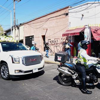   „Pán kohoutů“ ve zlaté rakvi: El Mencho už zní v baladách podsvětí