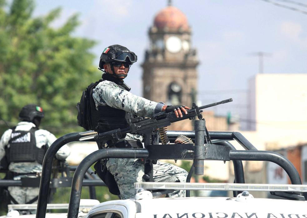   „Pán kohoutů“ ve zlaté rakvi: El Mencho už zní v baladách podsvětí