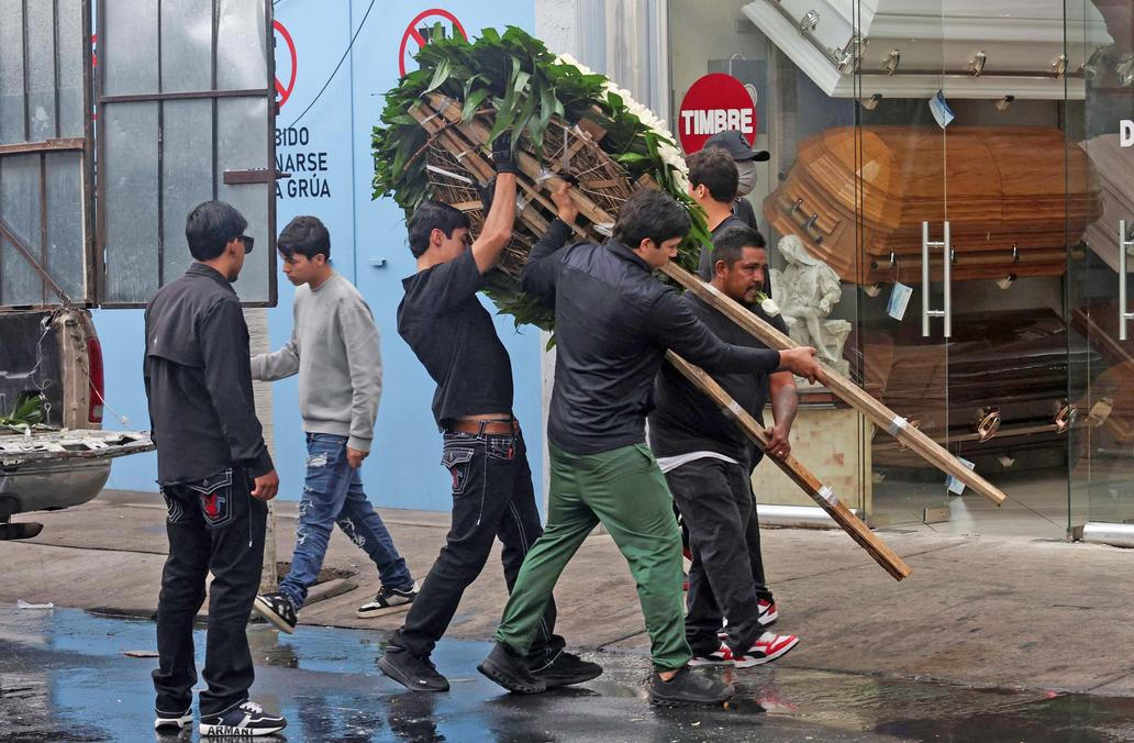   „Pán kohoutů“ ve zlaté rakvi: El Mencho už zní v baladách podsvětí