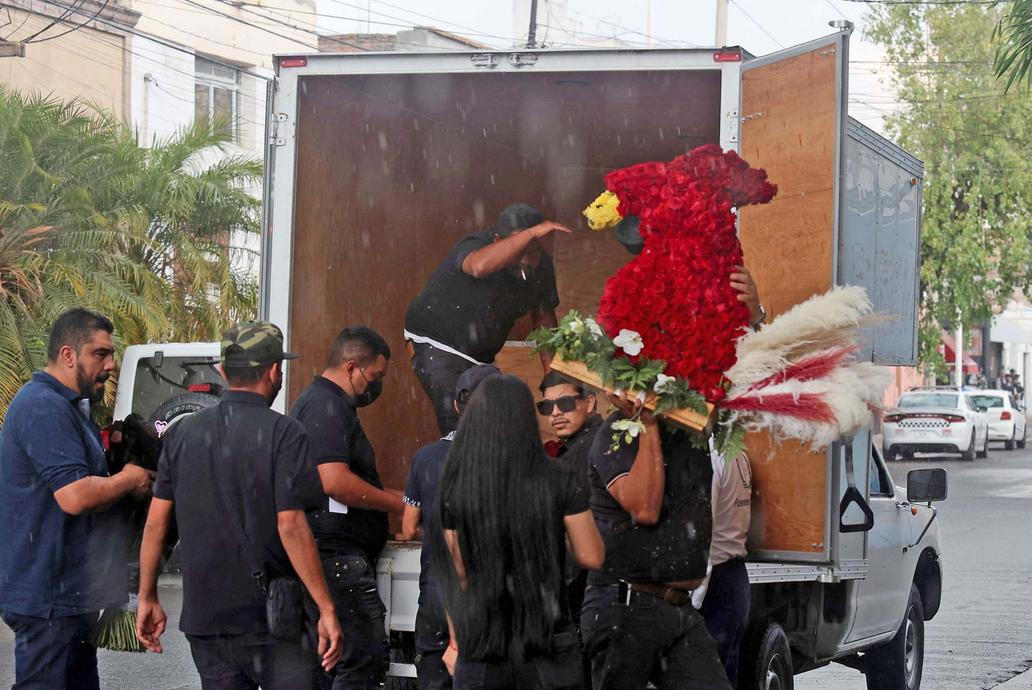   „Pán kohoutů“ ve zlaté rakvi: El Mencho už zní v baladách podsvětí