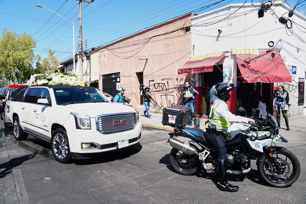   „Pán kohoutů“ ve zlaté rakvi: El Mencho už zní v baladách podsvětí