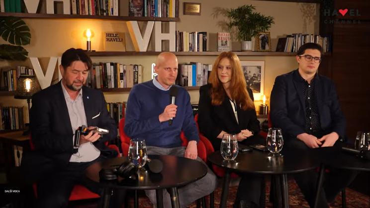 Šéfredaktor a válečný reportér Matyáš Zrno, brand manažerka Laura Przybylaková a reportéři Aktuálně.cz Jaroslav Synčák a Radek Bartoníček hovoří o svých cestách na Ukrajinu, o setkáních s lidmi žijícími ve válečných podmínkách a o tom, jak se tato zkušenost promítá do jejich práce i do vnímání role dnešních médií; 3. 3. 2026.