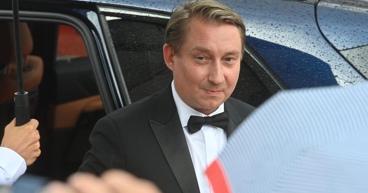 Herec Robert Mikluš  na červeném koberci při příjezdu na slavnostní zahájení 57. ročníku Mezinárodního filmového festivalu, 30. června 2023, Karlovy Vary.