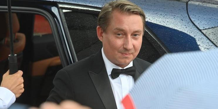 Herec Robert Mikluš  na červeném koberci při příjezdu na slavnostní zahájení 57. ročníku Mezinárodního filmového festivalu, 30. června 2023, Karlovy Vary.