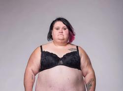 Helena vstupovala do Extrémních proměn s váhou 171 kilo, bez partnera a s pocitem, že už svůj život nedokáže změnit. Během roku ale díky tvrdé práci a podpoře týmu zhubla téměř 70 kilogramů, našla novou motivaci i lásku a dnes pomáhá k pohybu také ženám ve své obci.