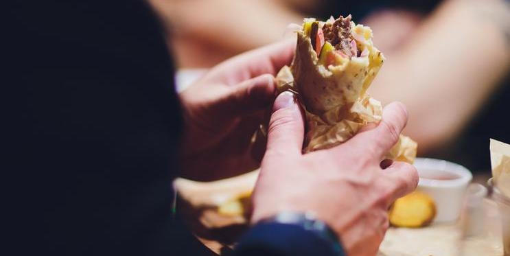 Domácí pečený kebab je momentálně jedním z nejzkoušenějších receptů na sociálních sítích.