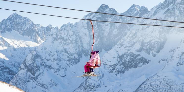 Na populárním lyžařském středisku Big Bear Mountain Resort v Kalifornii byla natočena velmi dramatická situace, když 21letá lyžařka visela ze sedačkové lanovky vysoko nad zemí