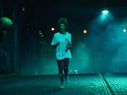 Reklama společnosti Samsung zobrazující ženu, která v Londýně běhá sama