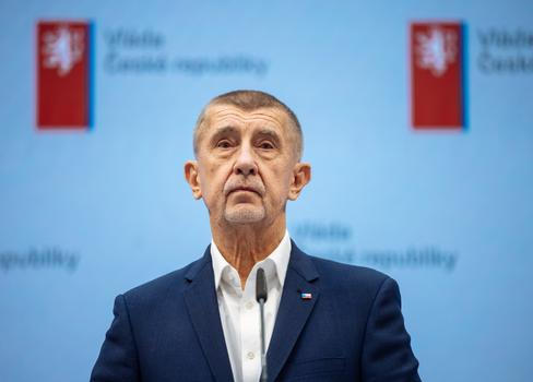 Premiér Babiš (ANO) ve vyjádření pro Český rozhlas Radiožurnál odmítl, že by si cestující museli letenku platit. Na dotaz Aktuálně.cz, jak to tedy je a zda není divné, že by někteří lidé za vládní pomoc platili zatímco jiní ne, premiér do vydání článku nereagoval. 