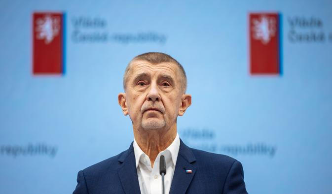 Premiér Babiš (ANO) ve vyjádření pro Český rozhlas Radiožurnál odmítl, že by si cestující museli letenku platit. Na dotaz Aktuálně.cz, jak to tedy je a zda není divné, že by někteří lidé za vládní pomoc platili zatímco jiní ne, premiér do vydání článku nereagoval. 