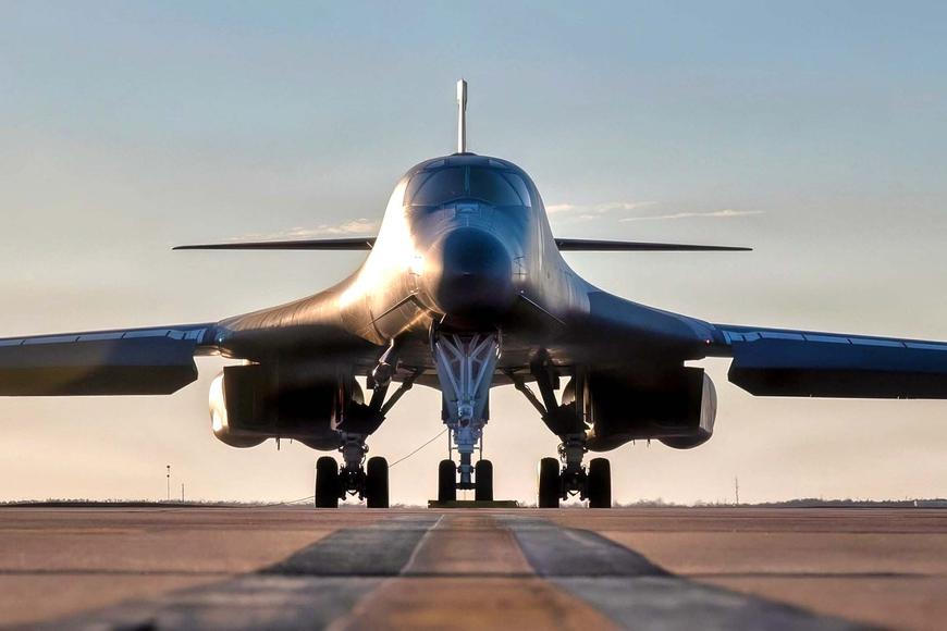 Sedmatřicet hodin ve vzduchu. Pumy na Írán bombardéry nesou až z USA