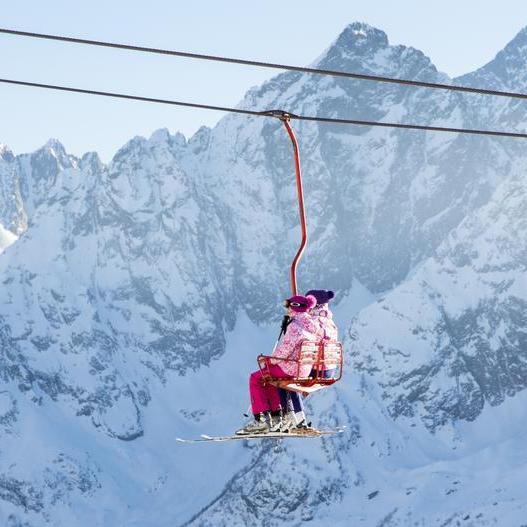 Na populárním lyžařském středisku Big Bear Mountain Resort v Kalifornii byla natočena velmi dramatická situace, když 21letá lyžařka visela ze sedačkové lanovky vysoko nad zemí