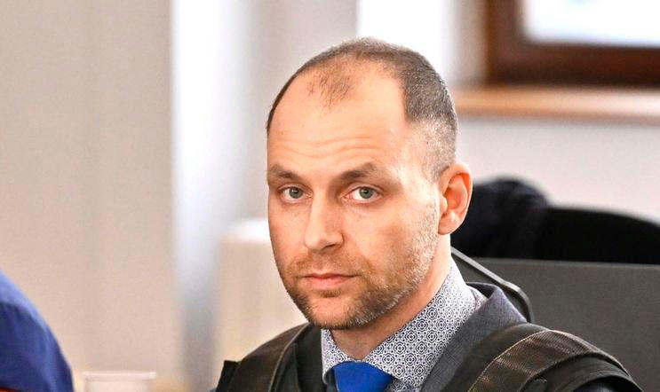 "Nesouhlasím s rozsudkem 28 let, je příliš krutý," prohlásil v jednací síni s pláčem Česák. Trval na tom, že ani jeden ze skutků předem neplánoval a že chtěl v dané situaci zabít sebe, ne někoho jiného. (Odsouzený exprimář Vojtěch Česák)