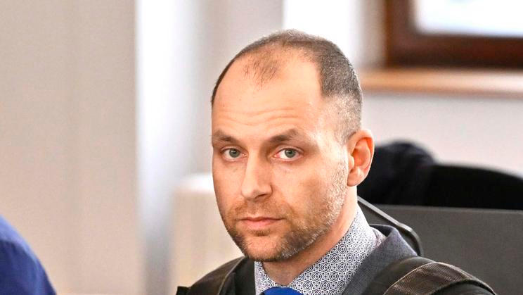 "Nesouhlasím s rozsudkem 28 let, je příliš krutý," prohlásil v jednací síni s pláčem Česák. Trval na tom, že ani jeden ze skutků předem neplánoval a že chtěl v dané situaci zabít sebe, ne někoho jiného. (Odsouzený exprimář Vojtěch Česák)