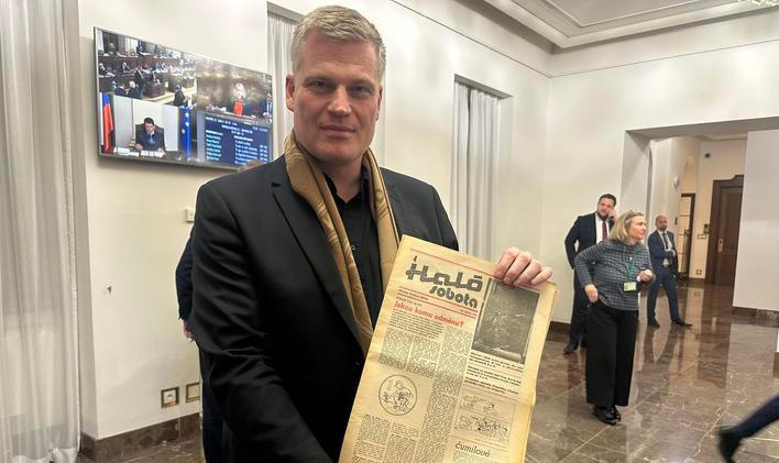 Poslanec Motoristů Filip Turek ukazuje archivní noviny z komunistické éry, které měl před sebou v době projevu prezidenta Petra Pavla v Poslanecké sněmovně.