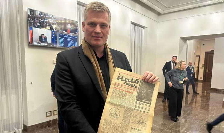 Poslanec Motoristů Filip Turek ukazuje archivní noviny z komunistické éry, které měl před sebou v době projevu prezidenta Petra Pavla v Poslanecké sněmovně.