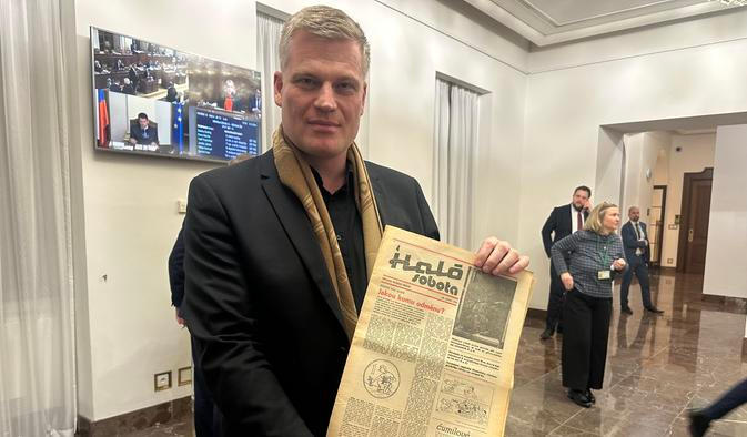 Poslanec Motoristů Filip Turek ukazuje archivní noviny z komunistické éry, které měl před sebou v době projevu prezidenta Petra Pavla v Poslanecké sněmovně.